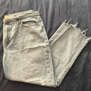 Universal threads, boyfriend jeans. distressed light wash. Size 18/34R